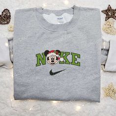 The Nike x Christmas Mickey Santa Hat Cartoon Embroidered Sweatshirt is the perfect festive attire for Disney enthusiasts. Featuring a Grinch Head, Nike Christmas, Disney Character Shirts, Walt Disney Characters, Mike Wazowski, Cartoon Shirts, Cartoon Sweatshirts, Patrick Star, Hoodie Material