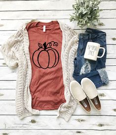 Fall Pumpkin T-Shirt Cute Halloween Outfits, Birkenstock Outfit, Fall Tshirt, Fall Shirts Women, Mode Tips, Halloween Top, Autumn T Shirts, Tshirt Women, Costume Shirts