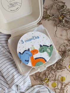 3 Months Cake Ideas, Dinosaur Bento Cake, Bento Cake Dino, Bento Cake Boy, Baby Cake Design, Baby Pasta, Soccer Birthday Cakes, Baby Birthday Photoshoot, Baby Shower Background