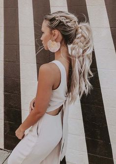 Most interesting and protective styles of ponytail hairstyles for wedding day. If you are feeling bored then must see here and wear our best styles of braided ponytail hairstyles in 2018. This is one of the hairstyes that never go out of fashion. Women and girls always want to wear it just because of its versatile look. Braided Half Up Half Down Hair, Partial Updo, Hairstyles Theme, Big Braids, Braided Ponytail Hairstyles, Bohemian Hairstyles, Penteado Cabelo Curto, Long Blonde, Long Blonde Hair