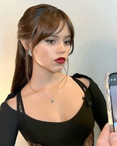 Jenna Ortega Curtain Bangs, Jenna Ortega Hairstyles, Jenna Ortega Haircut, Bangs 2024, Bangs Inspiration, Baddie Era, Makeup Looks Everyday, Creative Hairstyles, Hair Inspiration Color