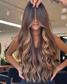 Long Brown Hair With Balayage, Different Color Balayage Hair, Blonde To Caramel Hair, Highlights On Indian Skin, Hair Styles For Latinas, Latina Highlights Hair Dark Brown, Balayage Hair On Dark Hair, Facial Framing Layers Long Hair, Blonde And Brown Hair Color Highlights