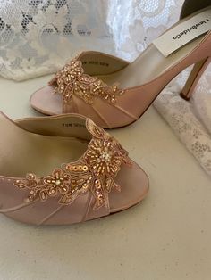 "THIS LISTING IS FOR SIZE: 7.5 READY TO SHIP, FOR OTHER SIZES PLEASE CLICK ON LINK. https://www.etsy.com/listing/1344824373/rose-gold-heels-with-a-rose-gold-beaded? Gorgeous Heels with beautiful crystals adornments *Heels hight: 3.5\",  EVERY SHOES ORDER IS HAND EMBELLISHED IN ORDER OF ARRIVAL THEREFORE,  SHOES CAN NOT BE RETURNED OR EXCHANGED; PLEASE CONFIRM YOUR SIZE FOR THESE SHOES WITH MEASURING FEET LENGHT GUIDE,PLEASE CONTACT ME FOR SIZE CHART OR ANY HELP.I will try with the best of my abilities to help you have a pleasant shopping experience. High, medium and low heels available,  elegantly embellished with a beautiful crystals BOW  adorning the center,  For those brides who are looking for a modern look, very feminine shoe design Please look at my unique artistic designs and compar Pink And Gold Heels, Gold Wedding Heels, Quince Shoes, Beaded Heels, Unique High Heels, Embroidery Heels, Quinceanera Shoes, Fairytale Shoes, Dark Lighting