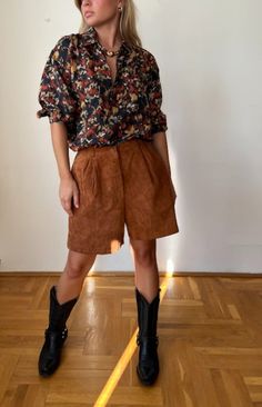 Vintage C&A Camel/ Brown/ Burnt Orange Suede Leather High Waisted Shorts / Bermuda / Made in  Material: 100% Genuine Leather  Vintage condition level: good condition level MODEL is 5.9 ft 164 cm tall usually size S  SIZE: S-M  FLAT MEASUREMENTS (unstretched):  Waist: 36 cm  Hip: 52 cm  Length: 44 cm  Inseam: 13 cm  Front rise: 33 cm  Back rise: 40 cm  Every item is vintage, pre-used, pre-loved, one-of-a-kind. All orders are final and sold as-is.  If you have any questions, please contact us befo Bermuda Shorts Outfit, Checked Blazer, Vintage Suede, Green Wool, Tall Women, Vintage Shorts, Skorts, Leather Coat, High Waisted Shorts