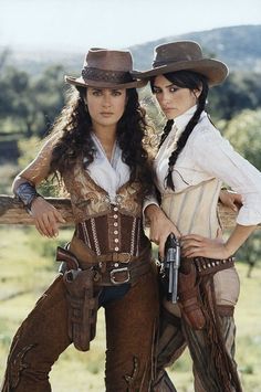 Well, one is North American (Mexico) the other a European (Spaniard), but ... . (Salma Hayek and Penelope Cruz in the movie The Banditas) Wild West Costumes, Karneval Diy, Style Androgyne, Saloon Girl, Moda Steampunk, Mode Steampunk, Wilde Westen, Bustle Dress, Estilo Hippie