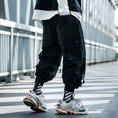 A stylish clothing that is hip hop and punk. It is fashionable, stylish, and it will look great on anyone who wears it. Do you wanahavit? Techwear Cargo Pants, Womens Techwear, Mens Techwear, Black Techwear, Men Jogger, Apocalyptic Clothing, Streetwear Sweatpants, Techwear Pants, Techwear Outfits