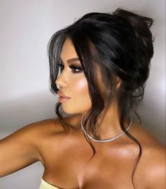 Bridal Hair 2023 Brunette, Classy Hairstyles Wedding, Women’s Hairstyles For 2023, Hairstayls For Medium Hair, Classy Prom Updos, Resort Date Night Outfit, Chignon With Bangs, Bridal Guest Hair, Classy Hairstyles For Prom