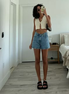 Cute Summer Shopping Outfit, Cute Bbq Outfits Summer Casual, Shorts And A Tank Top Outfit, La Aesthetic Outfits Summer, Causal Vacation Outfits, Short Girl Summer Outfits, Summer Outfits Simple Casual, Midi Jean Shorts Outfit, Black Chunky Sandals Outfit Summer