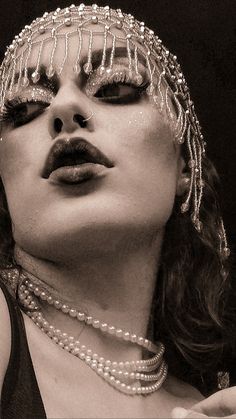 Roaring 20s Pictures, 1920 Editorial, Make Up Anni 20, Anni 20 Aesthetic, 1920s Mobster Aesthetic, 20s Editorial, 1920 Burlesque, 20s Cabaret, 1920s Gangster Women