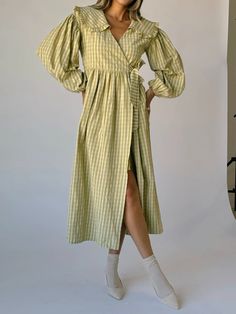 Dressy Fall Outfits, Outfit Ideas Dressy, Cape Collar, Cute Family Pictures, Family Picture Outfits, Green Gingham, Fall Capsule Wardrobe, Engagement Photo Outfits, Family Picture