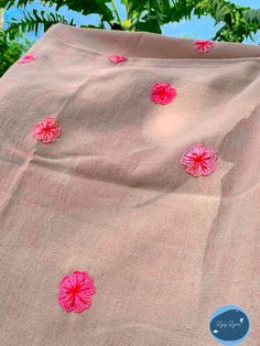 pink and red flowers are on the fabric