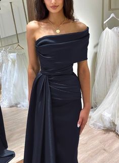 Classy Satin Dress, Off Shoulder Silk Dress, Bridesmaid Dresses Silk, Silk Dress Outfit, Event Dresses Classy, One Shoulder Satin Dress, Off Shoulder Prom Dress, Train Prom Dresses, Dresses With Split