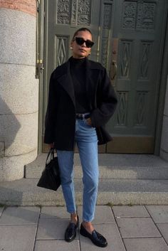 winter outfit inspo clean simple style winter 2023 mid season outfit inspo outfit autunnale outfit invernale winter outfit autumn outfit moda autunno look autunno 2023 outfit novembre 2023 outfit cappotto denim Mom Jeans Outfit Classy, Aw Outfits, Look 2023, Emelie Lindmark, Casual Chique Stijl, Look Festival, Loafers Outfit, Mom Outfit, Instagram Autumn