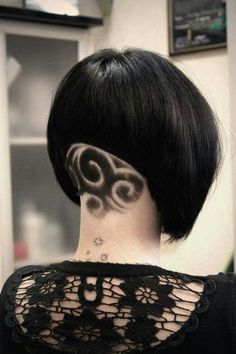 Angled bob.  Shaved pattern in nape. Trendy We Fryzurach, Hair Tattoos, Corte De Cabelo Masculino, Short Black Hairstyles, Undercut Hairstyles, Blonde Pixie