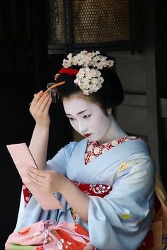 Geisha Woman, Traditional Japanese Clothing, Memoirs Of A Geisha, Turning Japanese, Geisha Art, Japanese Clothing, Japanese Geisha, Beautiful Kimonos, Rose Style