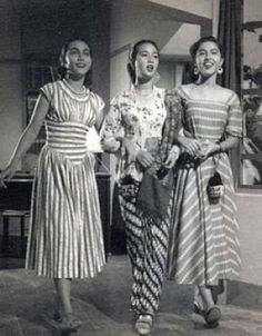 from 'tiga dara' indonesian movie, love their style.. 1960s Fashion Women, Filipino Fashion, Kawaii Clothes Goth, Casual Attire For Women, Asian History, Batik Fashion, Historical Pictures, Vintage Photographs, Vintage Beauty