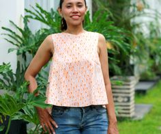 Chic Sleeveless Printed Blouse, Fitted Sleeveless Printed Blouse, Casual Batik Print Blouse, Summer Sleeveless Printed Blouse, Summer Printed Sleeveless Blouse Top, Fitted Tops With Batik Print For Summer, Printed Sleeveless Blouse For Vacation, Short Sleeve Batik Print Tops, Printed Sleeveless Summer Blouse