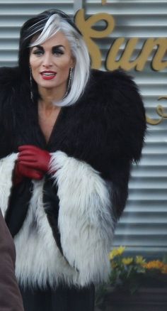 Victoria Smurfit on the set of Once Upon A Time Cruella Deville Hair Inspiration, Cruella Hair Inspiration, Cruella Deville Hair, Cruella Hair, Cruela Devil, Victoria Smurfit, Cruella Deville Costume, Cruella Costume, Evil Queens