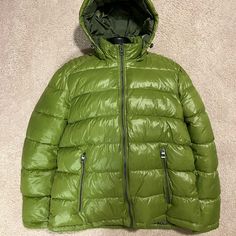 Warm And Lightweight Bomber Jacket Water-Resistant And Wind-Resistant Removable Hood Full-Zip Closure Green Down Puffer Jacket For Winter, Green Down Puffer Outerwear, Green Puffer Winter Outerwear, Green Winter Puffer Outerwear, Green Winter Puffer Parka, Green Puffer Outerwear For Winter, Winter Green Outerwear With Fleece Lining, Green Down Winter Outerwear, Green Puffer Jacket For Cold Weather