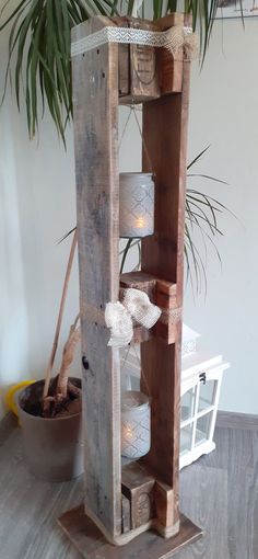 Diese Palettenlampe wurde im Landhausstil mit JuteSpitze und Windlichtern dekoriertSchön für drinnen und draußen. House In The Woods, Wood Pallets, Ladder Decor, Boutique, Wood, Quick Saves, Home Decor, Home Décor