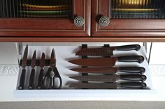 knifes and knives are sitting in the drawer