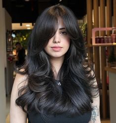 Butterfly Bangs Long Hair, Butterfly Haircut With Front Bangs, Butterfly Haircut Side Bangs, Butterfly Wolf Cut Hair Long Bangs, Butterfly Cut Hair Long With Bangs, Brunette Butterfly Cut, Butterfly Haircut Long Hair With Bangs, Black Hair Butterfly Cut, Butterfly Cut Side Part