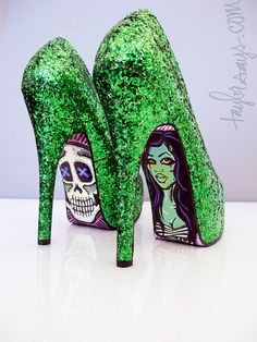 ugly but I like the green. Manly Wedding, Horror Wedding, Spooky Wedding, Zombie Wedding, Zombie Prom, Funky Clothes, Customized Shoes, Costume Wedding, Good Girl Gone Bad