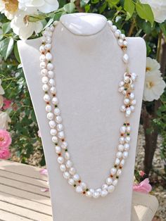 Maxi 2-strand necklace with hand-knotted white baroque pearls with small green and red agate hard stones with lateral horn cluster, necklace length 70 cm White Baroque Pearl Necklace, Baroque Pearl Necklace, Italian Jewelry, Cluster Necklace, Red Agate, Green And Red, Strand Necklace, Baroque Pearls, Necklace Length