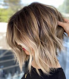 30 Flattering Short Hairstyles For Thin Hair Pelo Bob Ondulado, Bob Balayage, Curly Pixie Hairstyles, Balayage Bob, Instagram Hairstyles, Hair Adviser, Dirty Blonde Hair, Shoulder Hair, Hair 2024