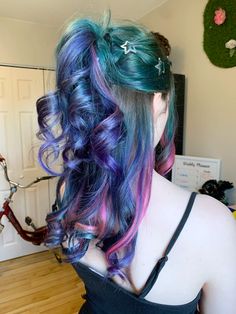 Blue, turquoise and pink hair colour and style Blue Pink Hair Color, Cool Coloured Hair, Cool Hair Dye Colors, Teal Hair Outfits, Teal Hair Dye Ideas, Fun Hair Colours, Aurora Borealis Hair, Dark Blue And Pink Hair, Purple With Blue Highlights