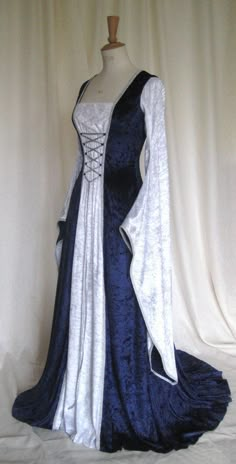 Medieval Clothes, Medieval Gothic, Fantasy Dresses, Pre Raphaelite, Medieval Clothing, Medieval Dress, Medieval Fashion