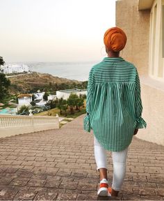 Muslimah Street Style, Turban Outfit Street Style, Winter Outfits With Sneakers, Outfits With Sneakers, Hijab Turban Style, Street Hijab Fashion, Modern Hijab Fashion