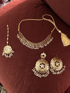 Gold plated kundan set necklace earrings and mang teeka. Made to order and ready to ship in 4 to 6 weeks. Earrings Gold Indian, Pakistan Jewelry, Braid Accessories, Jewelry Pakistani, Kundan Jewelry, Ear Chain, Pakistani Jewelry, Kundan Earrings, Cute Box