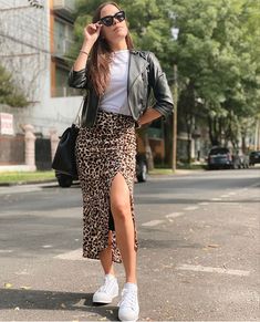 Animal Print Skirt Outfit, Hipster Style Outfits, Leopard Skirt Outfit, Outfits Faldas, Printed Skirt Outfit, Animal Print Outfits, Dad Sneakers, Office Outfits Women, Animal Print Skirt