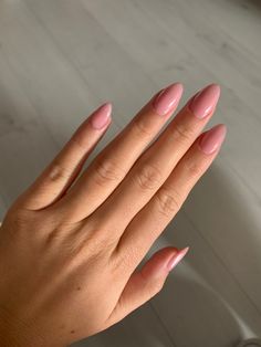 Elegant Nails Almond, Classic Pink Nails, Europe Nails, Delicate Nails, Essie Nail Polish Colors, Nail Extensions Acrylic, Nails Now, Classic Nails, Rose Nails