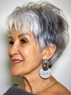 Salt and Pepper Pixie Cut with Bangs for Senior Women Mom Haircut, Unnatural Hair Color, Shaggy Pixie Cuts, Short Spiky Haircuts, Short Cut Wigs, Shaggy Pixie, Choppy Pixie Cut, Hair 2022, Short Silver Hair