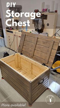 Large pine wood storage trunk stained greyish brown on the outside and natural wood color on the inside. The chest is open. The background is a woodworking shop in a garage. Diy Storage Trunk Plans, Wood Chest Diy, Large Wood Storage Chest, Wood Chest Plans, Diy Wooden Trunk, Wooden Blanket Chest, Cusion Storage, Cedar Chest Plans, Diy Wood Storage Boxes