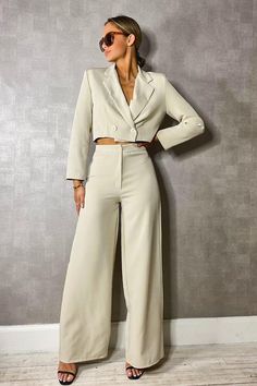 Crop Blazer Outfit, Cropped Blazer Outfit, Duster Coats, Plastic Raincoat, High Waisted Wide Leg Pants, Cropped Coat, Beige Outfit, Casual Chique, Blazer Beige