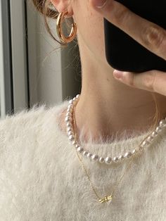 Pearl Necklace Outfit, Pearl Necklace With Gold, Layered Pearl Necklace, Thick Hoop Earrings, Necklace Outfit, Dope Jewelry, Classy Jewelry, Girly Jewelry, 가을 패션