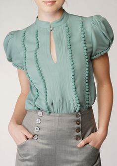 Crepe Georgette Top Fashion 60s, Georgette Tops, Fashion Friday, Retro Mode, Green Blouse, Nicole Miller, Mode Inspiration