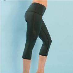 Brand New Tiki Capri Legging. Forest Green. Green Stretch Capri Length Pants, Sporty Compression Capri Bottoms, Casual Compression Capris, High Stretch Gym Capris, Compression Casual Capri Bottoms, Casual Compression Capri Bottoms, Casual Compression Capri Length Bottoms, Sporty Stretch Capris For Summer, Stretch Capri Length Capris For Gym