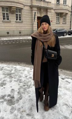 Outfit Ideas With Hats Winter, Black Coat Scarf, Wonter Hat, Rainy Europe Outfit, Coatigan Outfit Winter, Coat With Scarf Outfit, Toque Outfit, Black Winter Coat Outfit, Wool Scarf Outfit