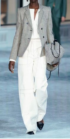 Minimal chic 🔷️ Mode Tips, Moda Paris, Mode Casual, Minimal Chic, 가을 패션, Autumn Fashion Women, White Pants, Phillip Lim, Ladies Tops Fashion