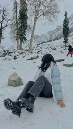 #trending #winter #outfits #christmas Winter Wear Poses, Snow Selfies Aesthetic, Winter Outfits For Mountain Trip, Photoshoot Snow Ideas, Winter Photography Ideas Instagram, Snow Aesthetic Photoshoot, Poses With Snow, Pics In Snow Photo Ideas, Snow Photo Poses