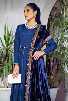 Farbe: Blau Stoff: Seide (für das Anarkali-Kleid) Samt (für die schwere Dupatta) Anarkali-Kleid: Wunderschöner blauer Seidenstoff für ein luxuriöses und königliches Erscheinungsbild Anarkali-Silhouette mit tailliertem Oberteil und ausgestelltem Rock Aufwendige Details und Stickereien am Oberteil und entlang des Schlags Fließend und elegant, für einen anmutigen und femininen Look Samtiges schweres Dupatta: Reichhaltiger Samtstoff für ein weiches und luxuriöses Gefühl Schwere und aufwendige Sticke Velvet Shawls Pakistani, Outfit For Bridesmaid, Velvet Dupatta, Kashmiri Embroidery, Blue Anarkali, Heavy Dupatta, Velvet Shawl, Velvet Suit, Anarkali Gown