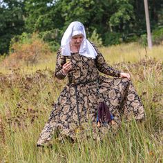 Authentic and Practical Medieval Dress! Made to order! 🧶 Introducing our exquisite Medieval Cotte Cecilia, a timeless piece for the modern medieval enthusiast! Crafted with meticulous attention to detail, this dress is the base of medieval fashion and comfort. With a historical pattern, this simple medieval clothing can also work as a glamorous court dress. 🛒 Visit our shop on Etsy: https://www.etsy.com/pl/shop/SPESMedievalMarket  📝 Key Features ◾ Authentic Design: Our Cotte Cecilia is a fait Medieval Prairie Dress For Costume, Traditional Medieval Dress For Ceremonial Occasions, Traditional Dresses For Medieval Festivals Weddings, Traditional Wedding Dresses For Medieval Festivals, Historical Dresses For Medieval Festivals, Traditional Medieval Festival Costume Dresses, Historical Dresses For Larp And Medieval Festivals, Traditional Medieval Dress For Ceremonial Events, Traditional Medieval Dress For Ceremonial Use