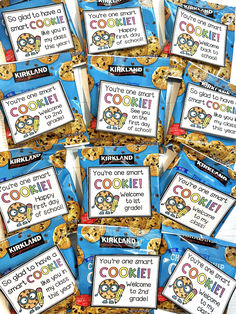 an image of packs of cookies with gift tags that have various welcome back to school sayings on them First Day Treats For Students, Teacher Treat Ideas, Meet The Teacher Treats For Students, Back To School Treats For Students, Back To School Student Gift Ideas, Back To School Gifts For Students, School Ideas For Teachers, Treats For Students, First Day Of School Ideas