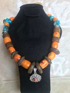 collier marocaine ethnique avec corail et ambar et pendentif argent , vintage handmade necklace silve J'ai utilisé des perles de corail vintages. Perles de corail provient de la Méditerranée et sont naturelles. La conception de ce collier de charme ont été inspirés par des bijoux marocain traditionnel. Les mesures ✧--- Poids : 215 grammes longueur totale : 80cm ancienne faux ambar vigital corail argent pendentif et perles boules 925 Bohemian Orange Necklaces With Silver Beads, Silver Engraved Bracelet, Silver Chain Style, Engraved Bracelet, Silver Prices, Silver Bangle Bracelets, Handmade Necklace, Silver Bangles, Necklace Silver