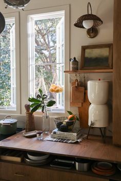 Tiny Kitchen And Dining Room Ideas, Tiny Country Cottage, Jungle Kitchen, Quaint Kitchen, Tiny Cottage Kitchen, Cottage Minimalist, Island Countertop, Long Sofa, Island Countertops