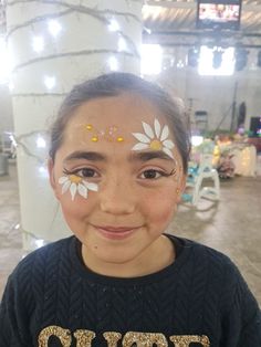 Face Paint Flowers Easy, Flower Makeup Looks Easy, Super Simple Face Paint, Simple Flower Face Paint, Easy Beginner Face Painting, Face Painting Ideas For Kids Butterfly, Easy Cute Face Painting, Halloween Face Paint Kids Easy